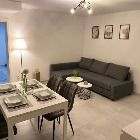 Business Suite: Netflix & Parking Near Audi