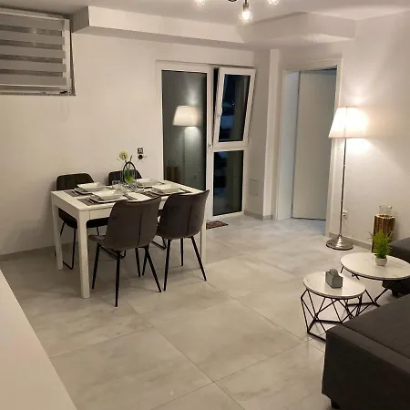 Business Suite: Netflix & Parking Near Audi Bad Friedrichshall