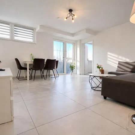 아파트 Stn Business - Mit Parkplatz & Balkon, Terrasse & Fussbodenheizung, Netflix Premium, Zentral Zu Audi & Schwarz Gruppe 바트프리에드리히셸